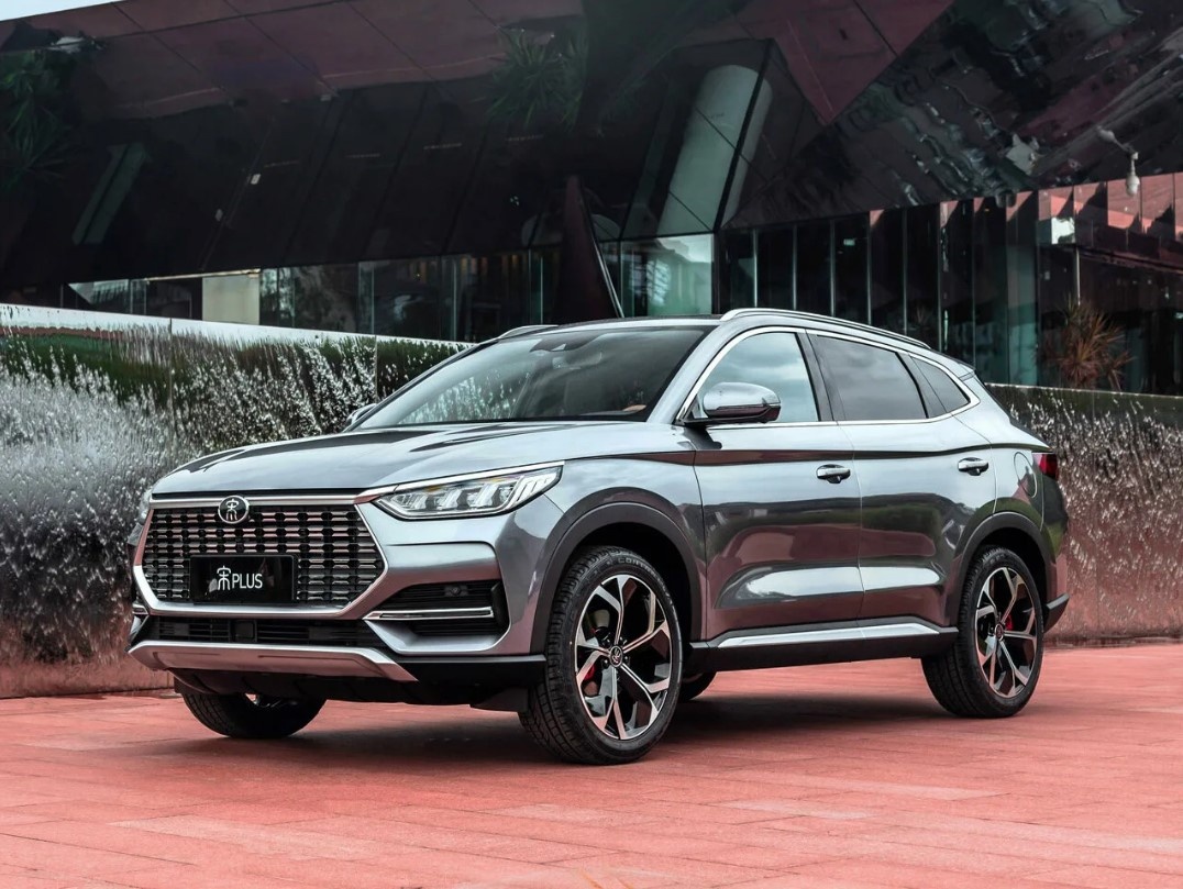 Дилемма BYD Song: взять компактную PRO версию с расходом 4,4 л или доплатить за просторную PLUS с премиальной начинкой? 