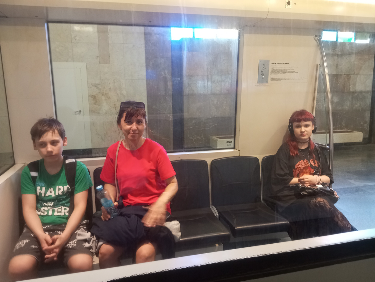 Вот такие поезда отходят со станции в пещеру каждый час. 