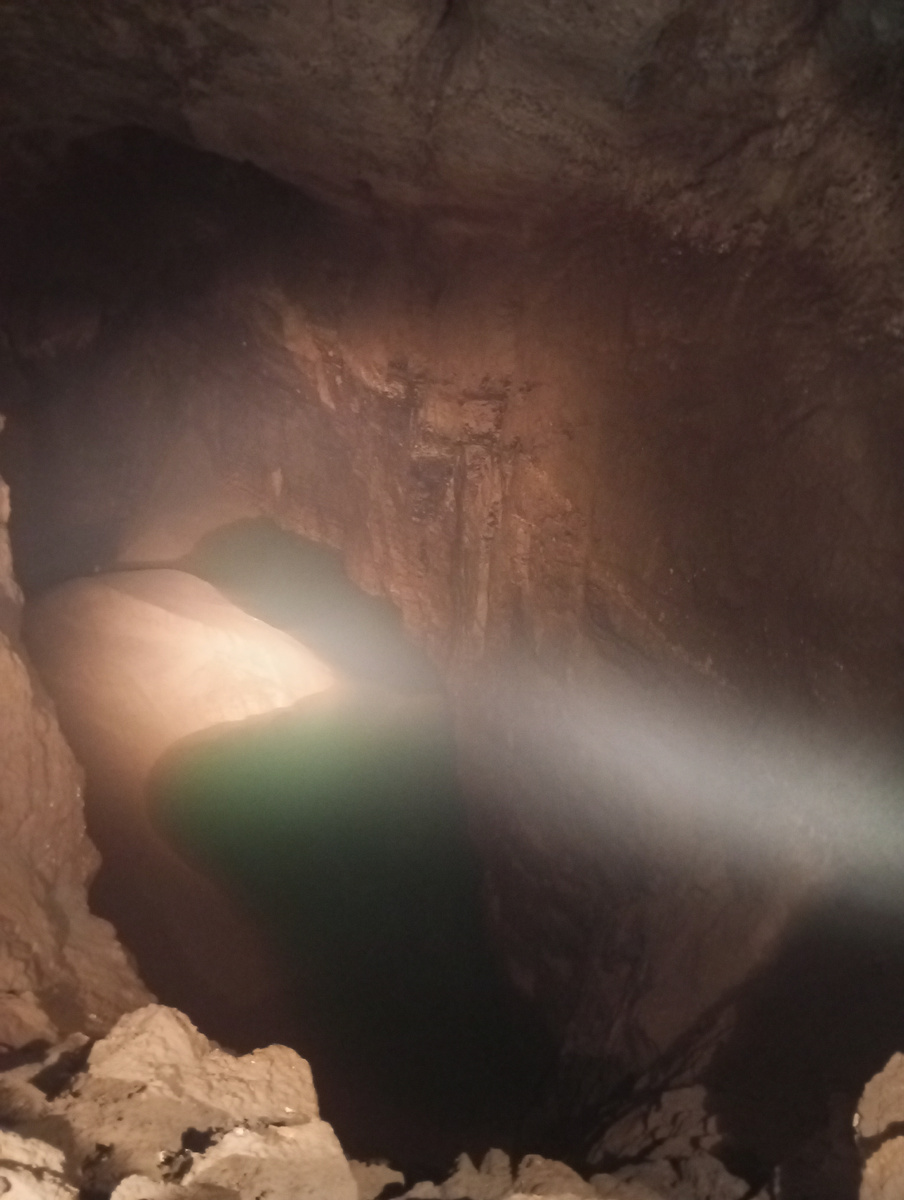 Одно из таких пещерных озер