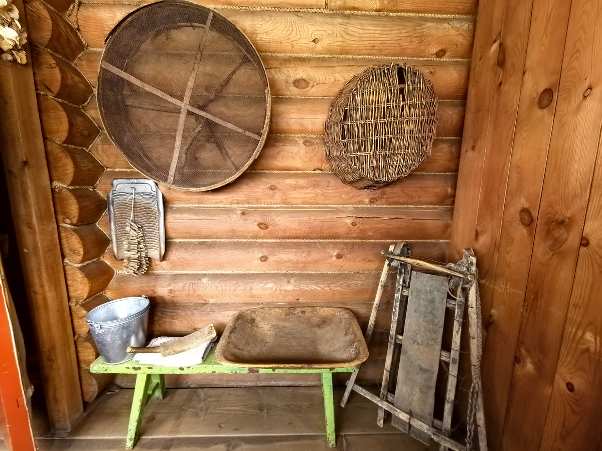 Незатейливая домашняя утварь