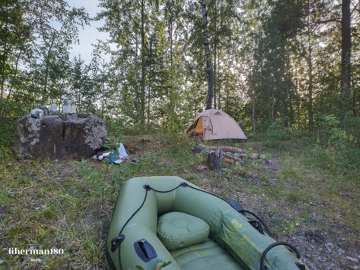 На стоянке. У лодки заметен приспустивший борт. Обнаружили дырочку.