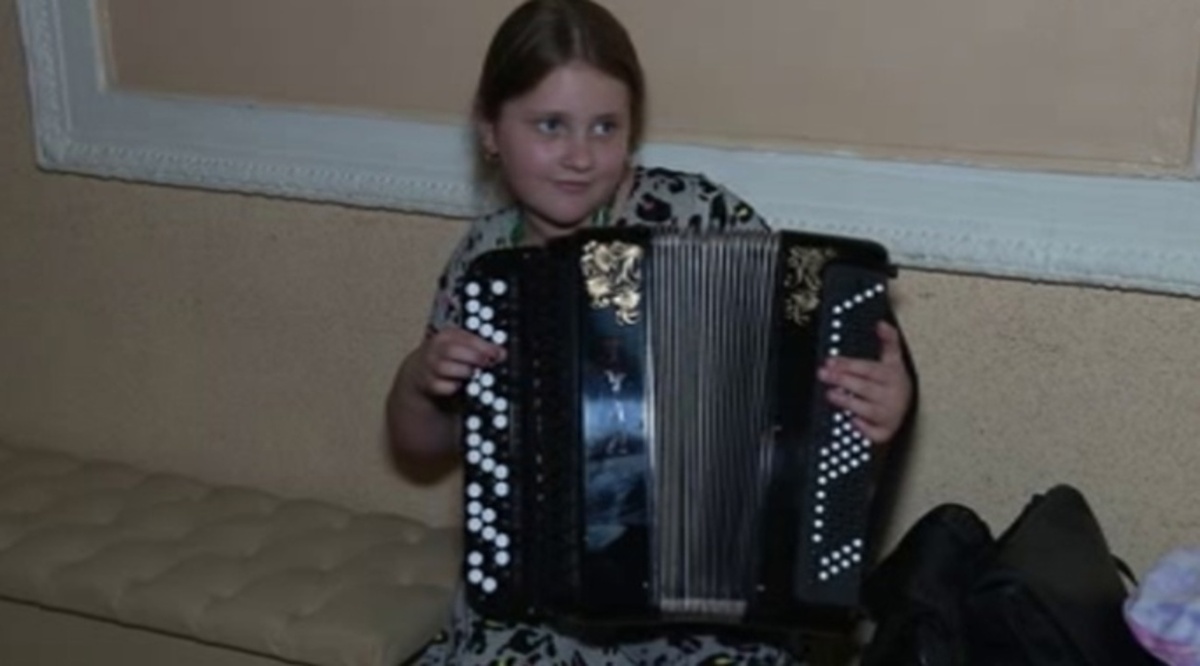    Мальчишки и девчонки из Казачьей Локни Курской области принимали подарки