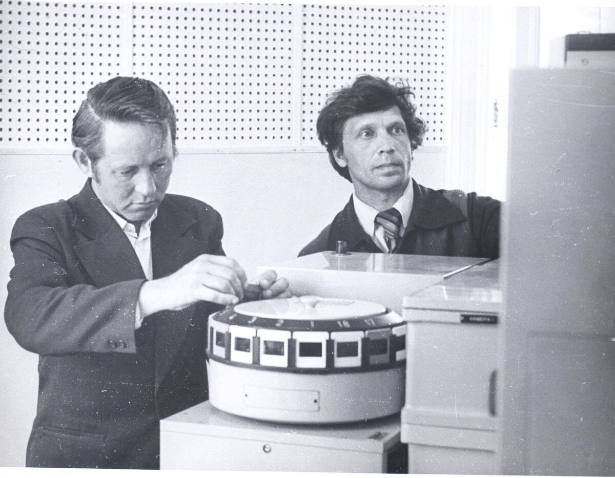 Момент подготовки к одной из передач кировского телевидения. В кинопроекционной готовится к работе диапроектор со слайдами. 1970-е г.г.