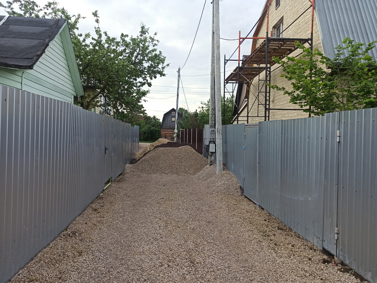 Фото автора. До глухих заборов на дачном проезде у властей не может быть никаких претензий