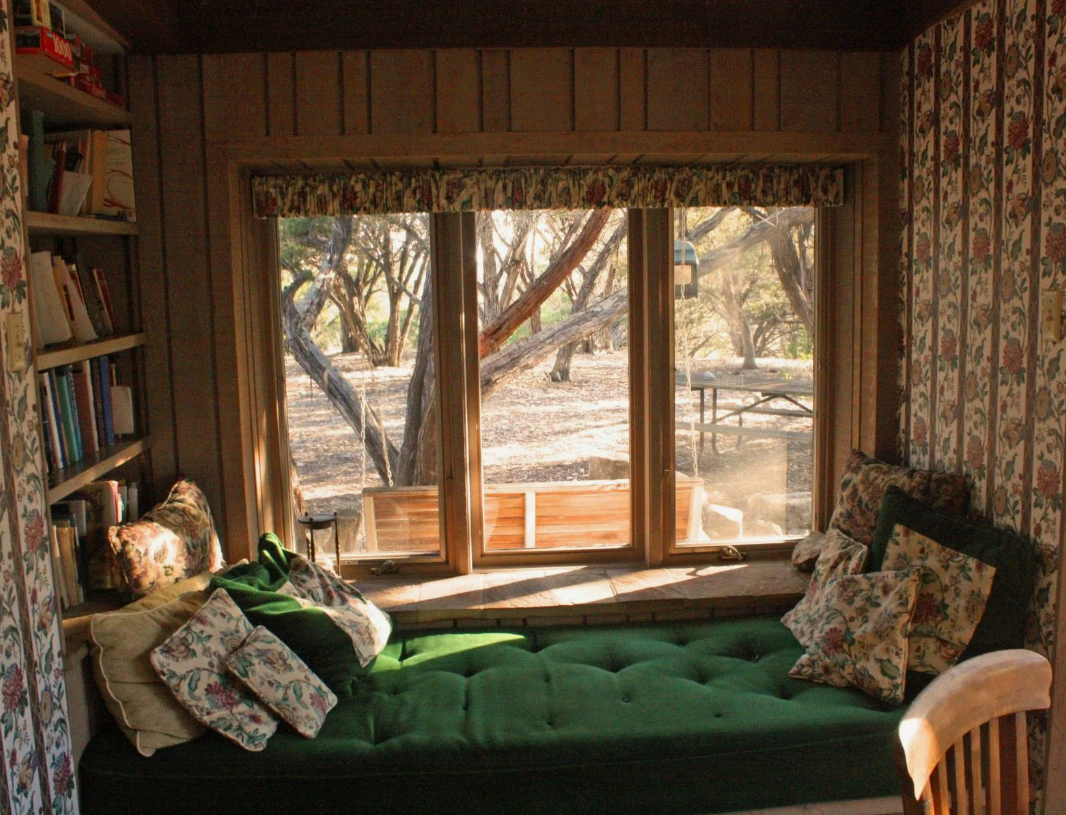 Уютный уголок для чтения на даче: как текстиль создает атмосферу комфорта