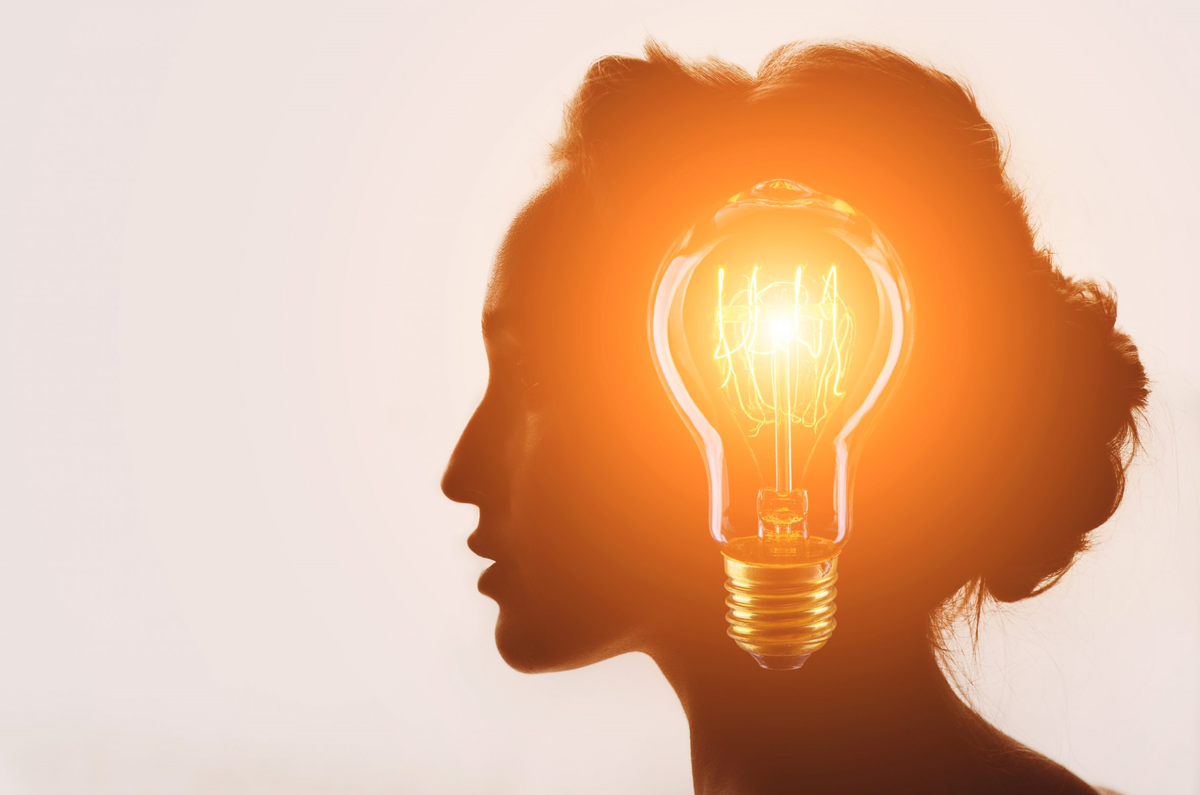 На фото можно представить осознанность как свет от лампочки