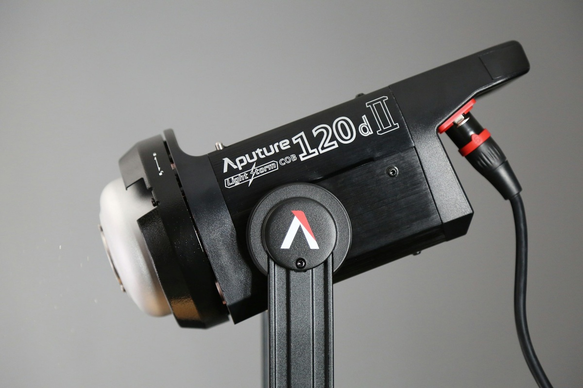    Источник постоянного света в форм-факторе студийного моноблока / Фото: unsplash.com