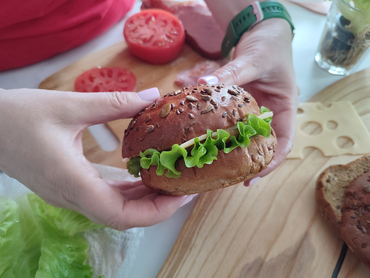 Такой сэндвич делается быстро, но намного вкуснее магазинного! Фотографии в статье принадлежат Марии Суровой.