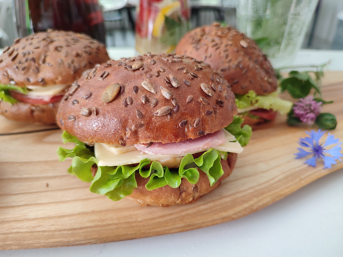 Сэндвич с копчёной индейкой.