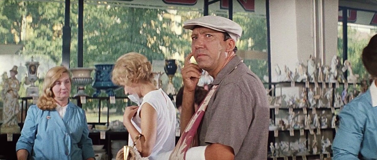 Яндекс-картинки. Кадр из фильма "Бриллиантовая рука".  В фильме у Семена Семеновича Горбункова страх критики и общественного порицания проявляется в нескольких моментах - перед женой. милицией и обществом. Его главная цель в этот момент - сохранить видимость благополучия и избежать критики со стороны жены и окружающих. Горбунков пытается соответствовать образу “хорошего советского человека”, и боится критики за любое отклонение от этого образа.