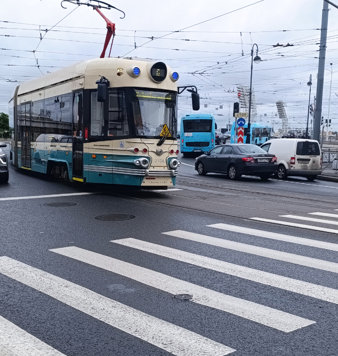Мой переход с Васьки на Петроградку, пешком. А в кадре - красавчик, трамвай "Довлатов".