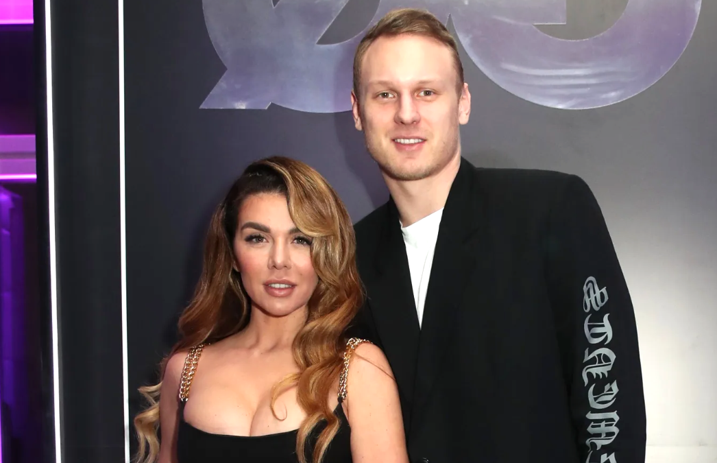 на фото Анна Седакова и Янис Тимма