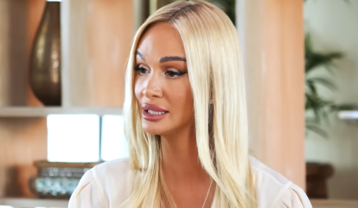 на фото Виктория Лопырева