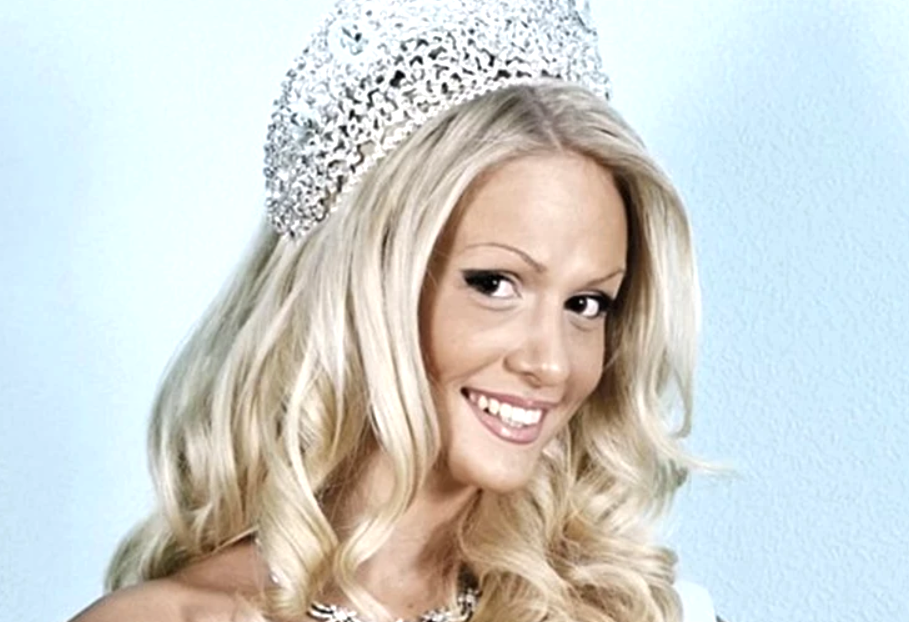 на фото Виктория Лопырева на конкурсе "Мисс Россия"