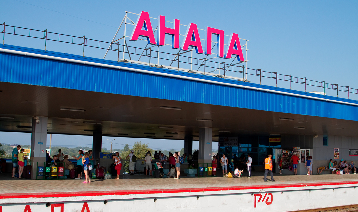 Ты можешь прилететь в Сочи, а затем пересесть на скоростной поезд «Ласточка».Фото: alenvl / Shutterstock.com