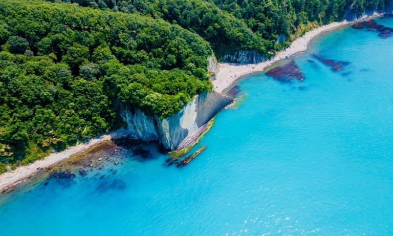 Город недалеко от Большого Сочи ничуть не уступает самому популярному черноморскому курорту красотой природы, но бюджет на отдых тут будет ниже. Пляжи в Туапсе и окрестностях галечные, хотя кое-где можно найти и песчаные, например, рядом с лагерем «Орлёнок».