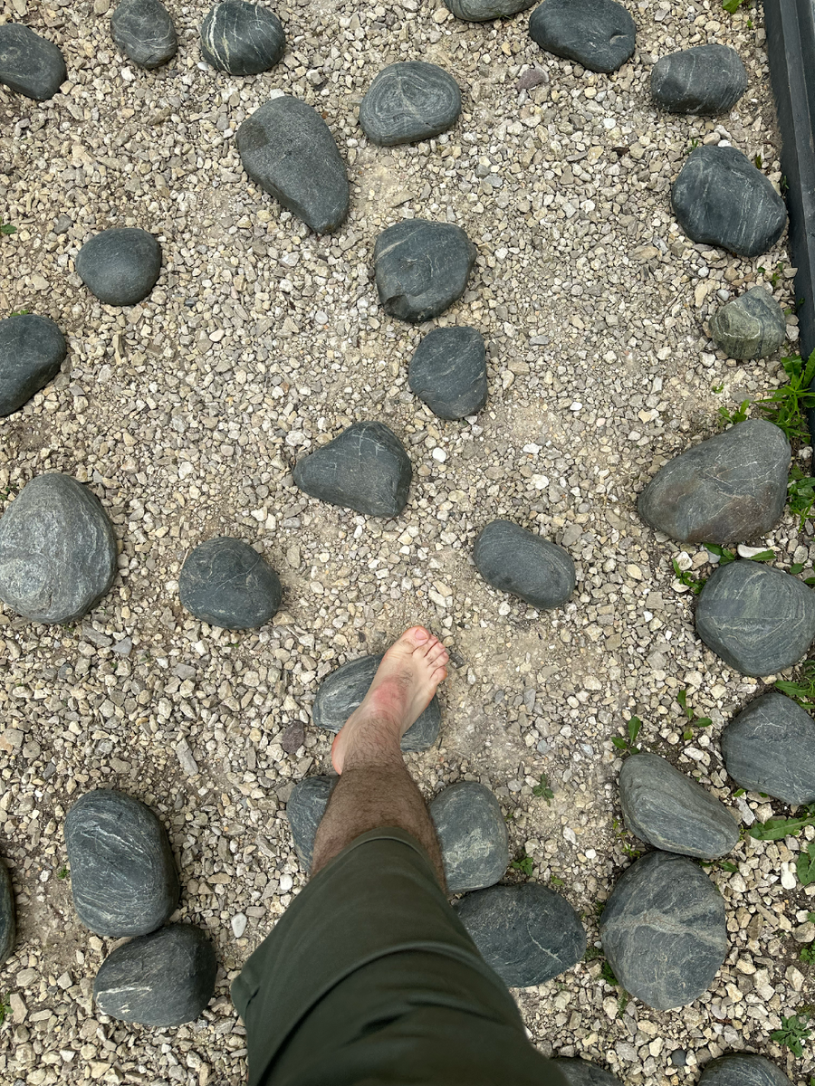 Крупные камни босоногой тропы