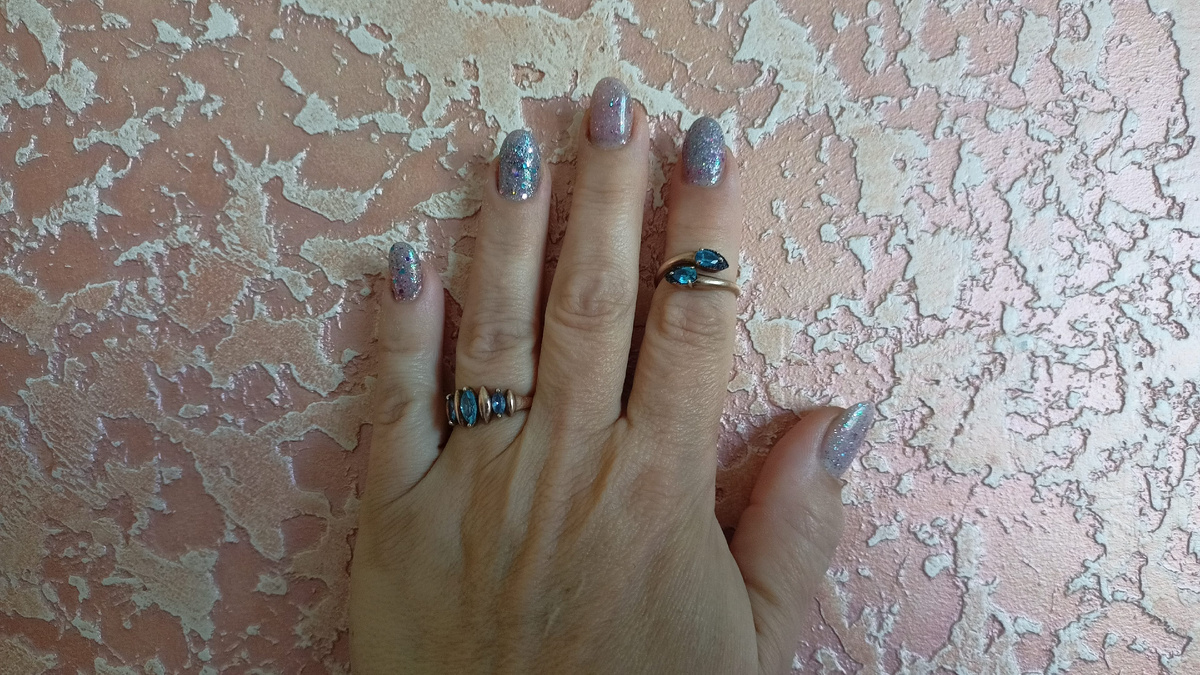 По сердцу должен быть человек. А мое сердце молчит.)