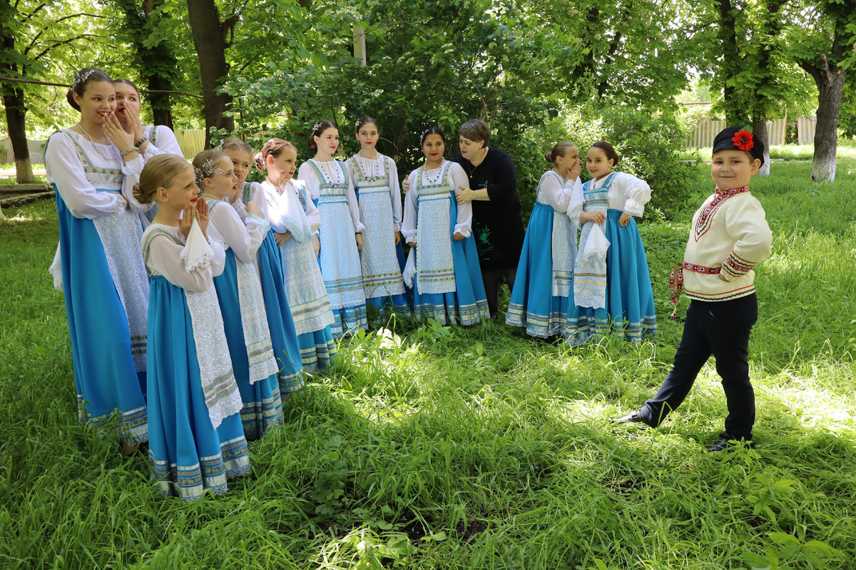Ансамбль «Сударушка» с его руководителем, старшим преподавателем филиала Грачёвской ДМШ И. А. Стояловой.