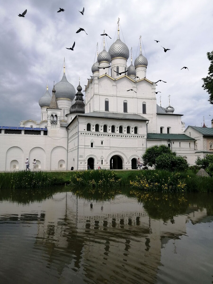 Маленький пруд посреди Кремля. Там и уточки с утятами были, но в кадр не попали)