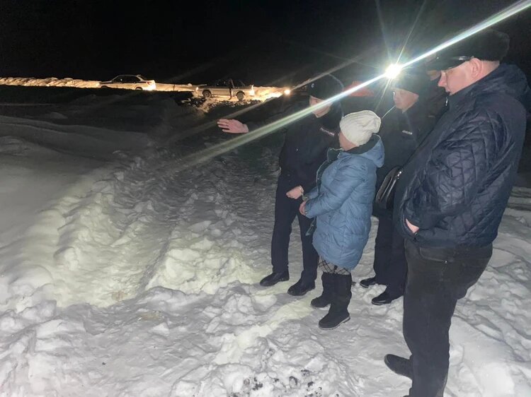 Обезумевшая мать на следственном эксперименте. Фото: СК по Алтайскому краю