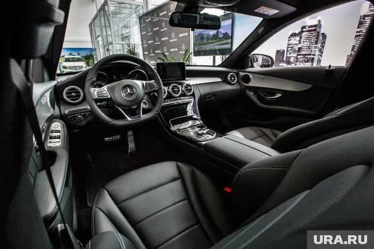 В топ лучших авто для фотосессий и трассы в городе вошел Mercedes-Benz CLK 2003 года. Фото: Александр Мамаев © URA.RU