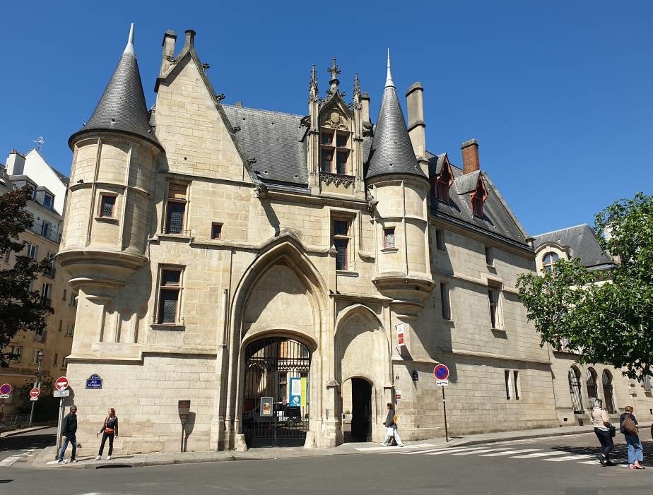 Париж, здание XV века, Hôtel des archevêques de Sens, в котором сейчас расположена... библиотека! 