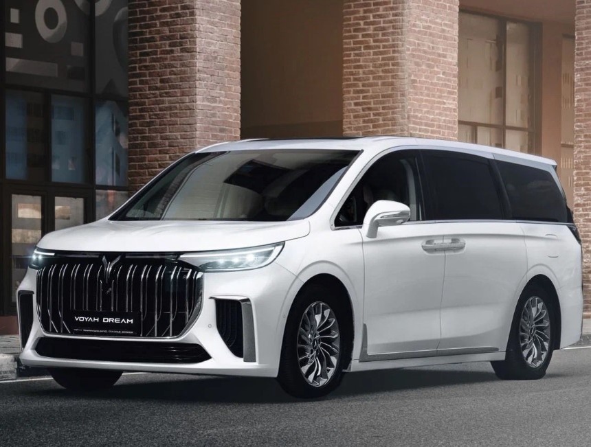 Китайский минивэн с креслами, которые массируют пятки, и подвеской, читающей дорогу. Voyah Dream 2025 умеет то, чего не может Mercedes V-Class