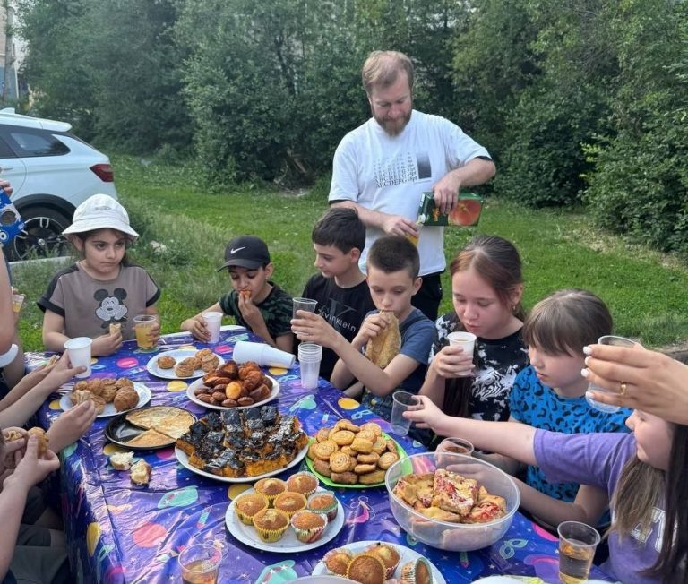    Необычная акция «Двор без сквернословия» прошла в Оренбурге Марина Васильева
