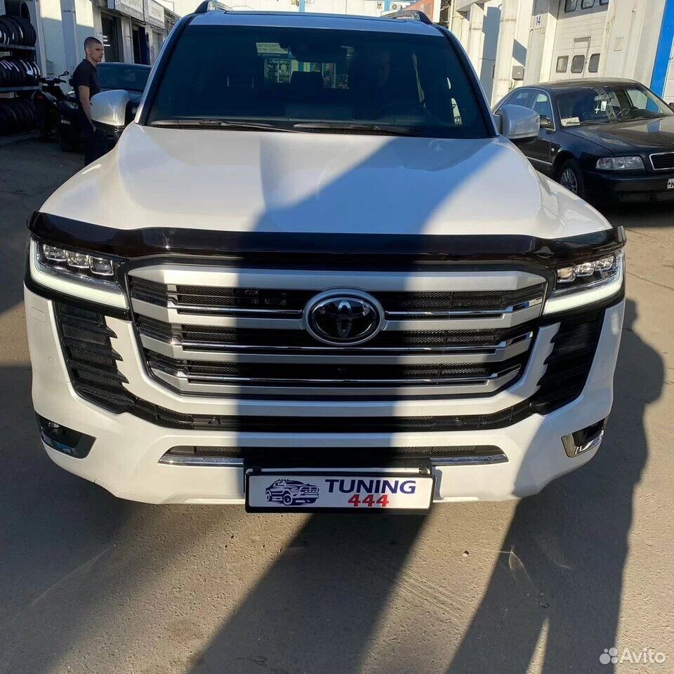 Дефлектор капота на Toyota Land Cruiser 300