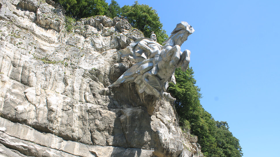 На въезде в Алагирское ущелье прямо в скале установлен памятник Уастырджи. Бронзовый всадник символизирует бога из нартского эпоса и считается покровителем путников и воинов.📷Фото: Андрей Пугачев