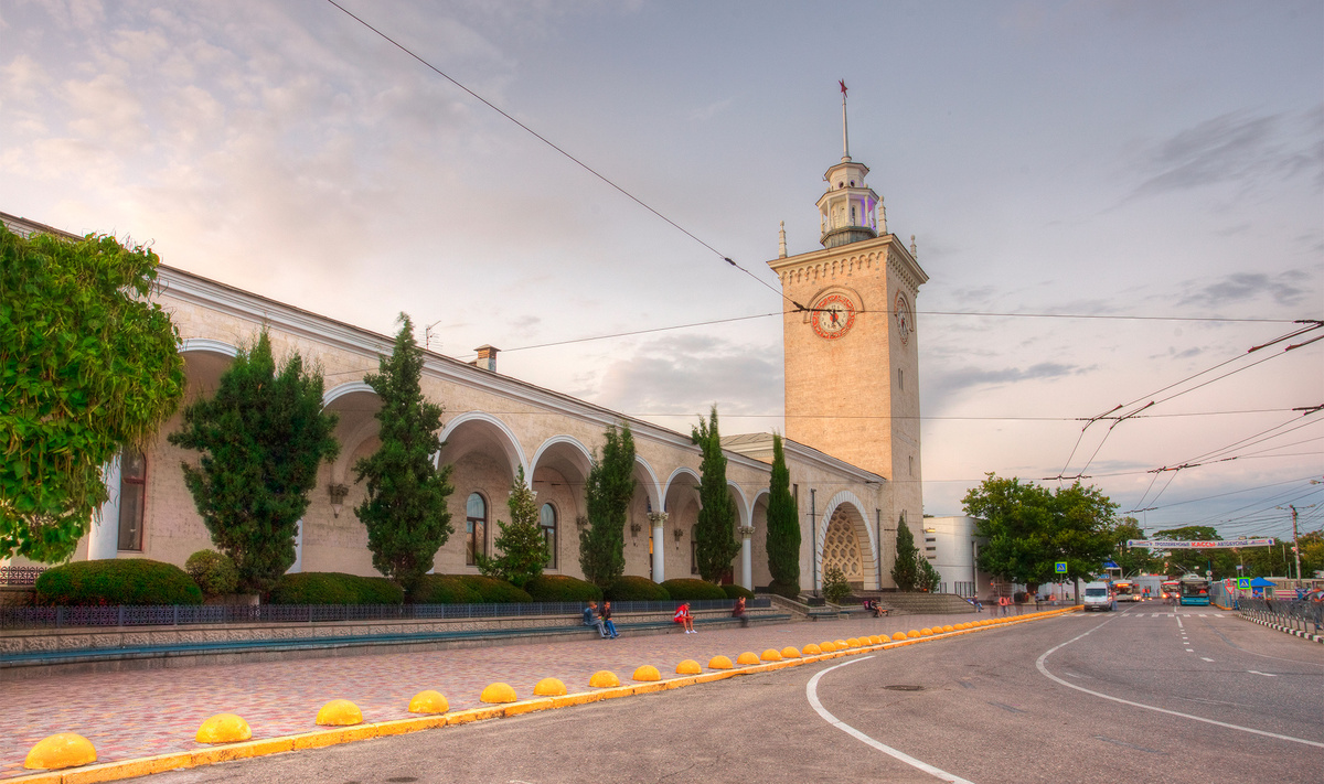 Можно доехать до полуострова поездом.Фото: igor Litvyak / Shutterstock.com
