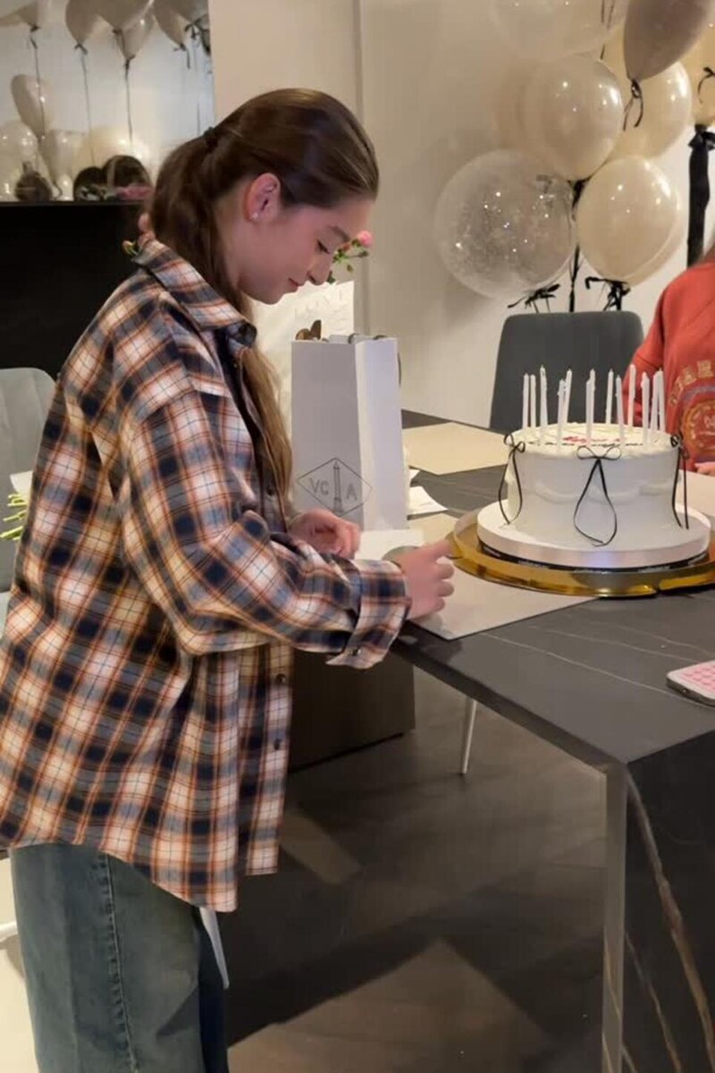    Ксения Бородина подарила дочке браслет Социальные сети