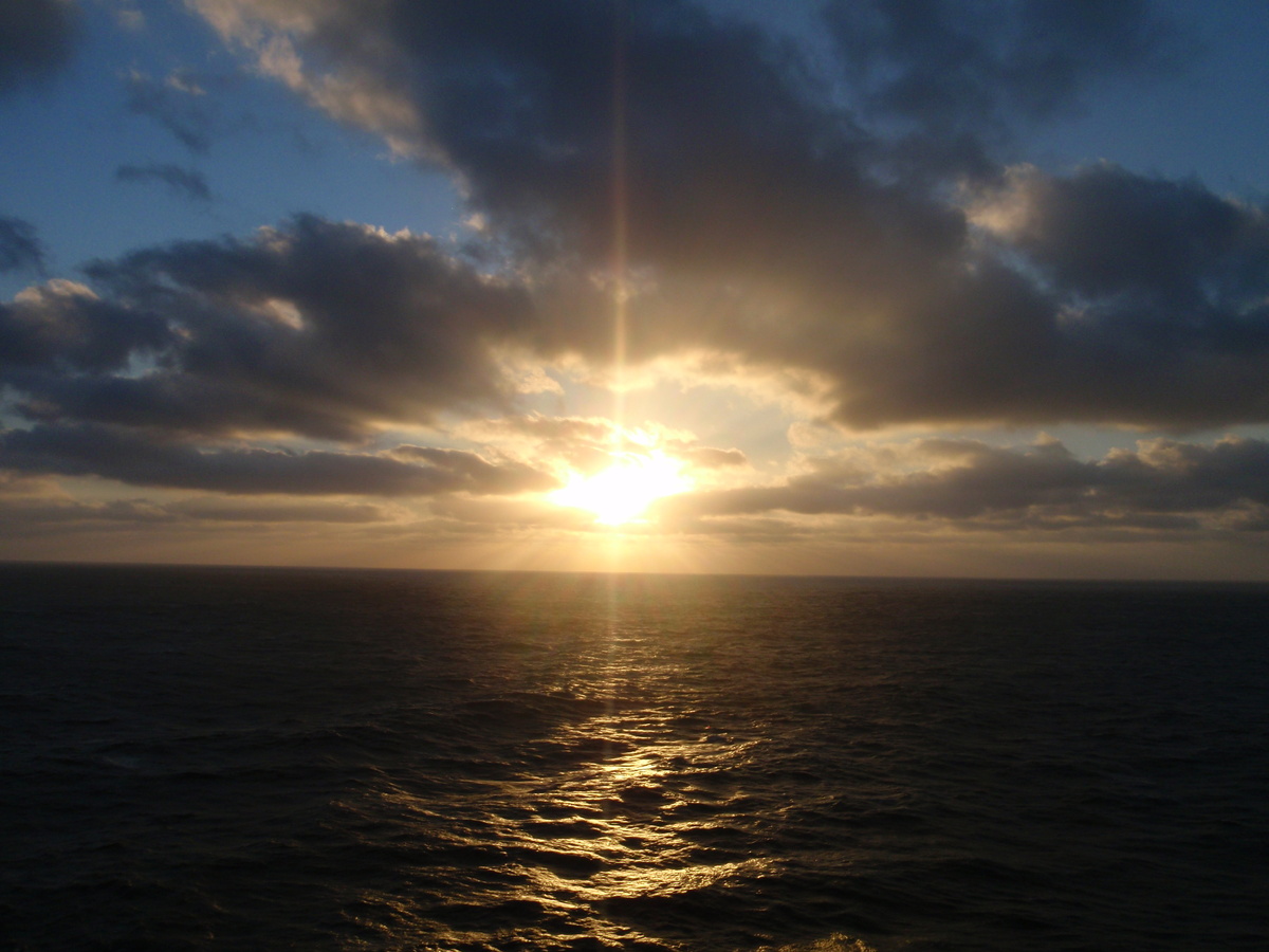 Закат с палубы круизного лайнера. Фото из архива автора. 