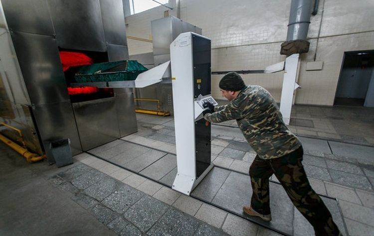 Работа начинается с тщательной подготовки. Кремуляторщик проверяет исправность оборудования, подготавливает тело к кремации, следит за правильностью всех документов и проводит сам процесс сжигания. После кремации он обрабатывает прах, чтобы он был готов к передаче родственникам. Это работа, требующая не только технических навыков, но и невероятной ответственности: ошибка в идентификации или нарушение процедуры недопустимы.