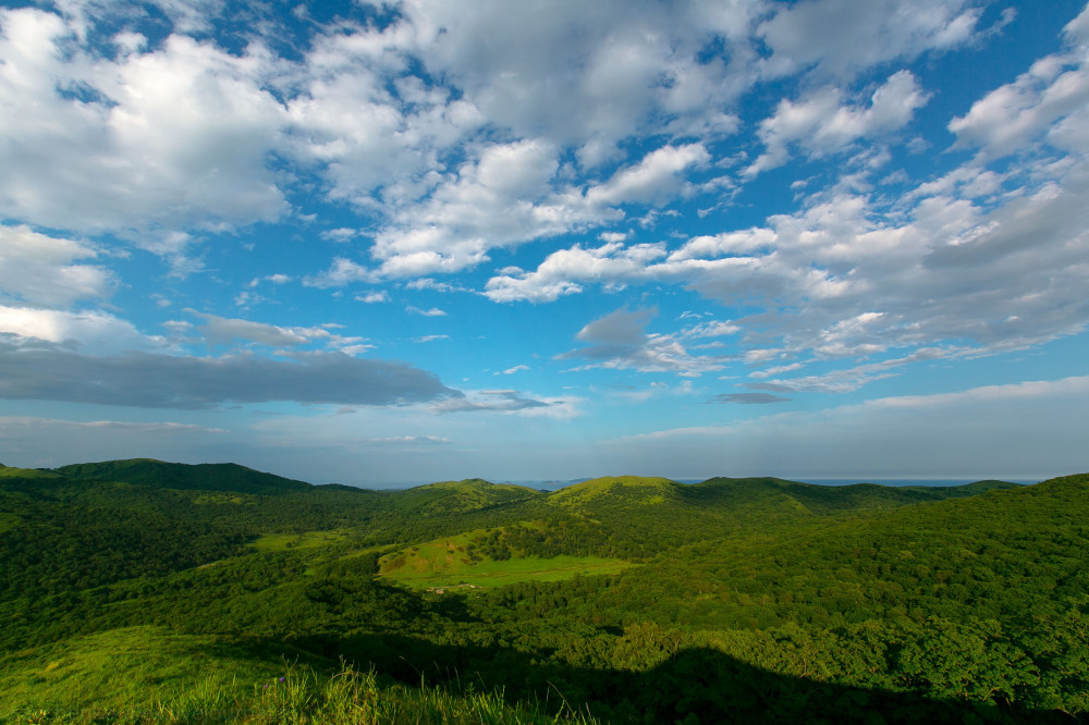 Бухта Средняя - одна из красивейших бухт Южного Приморья и Хасанского района. В бухте расположен один из кордонов дальневосточного морского заповедника. В некоторое время назад   я побывал в бухте Средней — это одно из самых красивых мест южного Приморья, которое по-настоящему впечатляет своей природой. Бухта Средняя входит в состав Дальневосточного морского заповедника, поэтому здесь всё очень чисто, а природа практически нетронута ногой человека.
