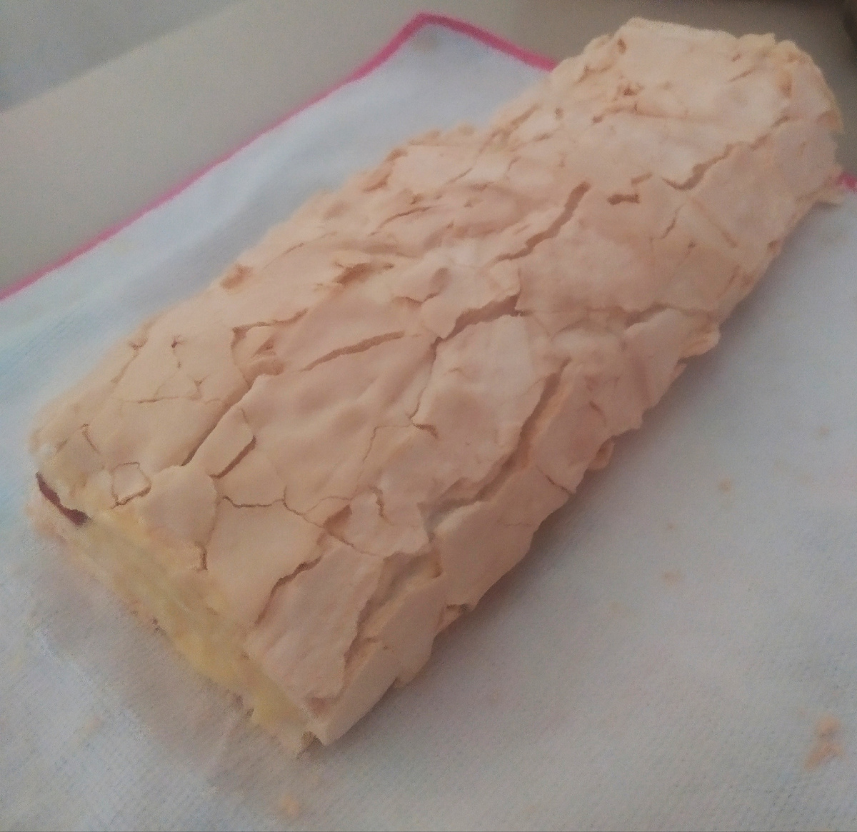 Должна быть легкая корочка сверху, а под ней - мягкая текстура. В реальности цвет более светлый, чуть кремовый.