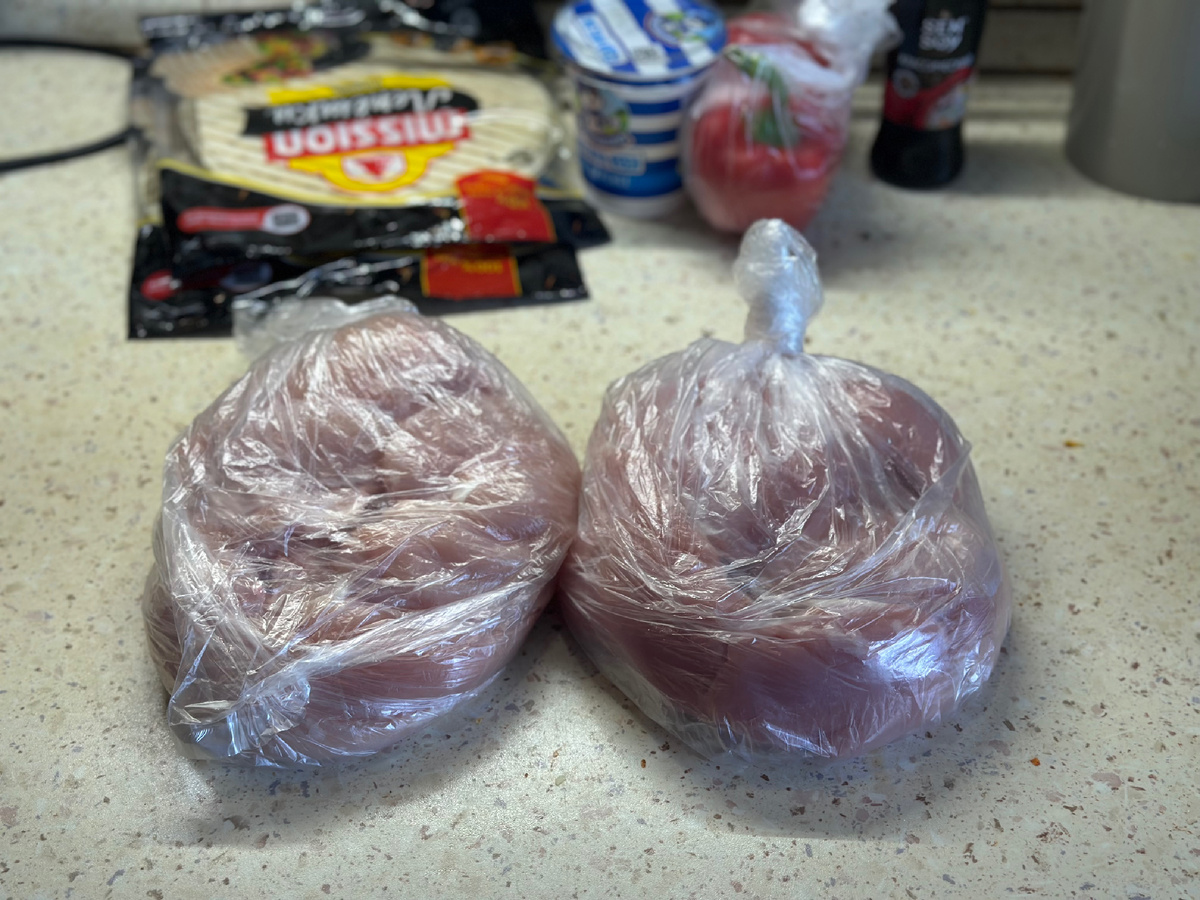 Примерно по 1,5 кг в каждом пакете.