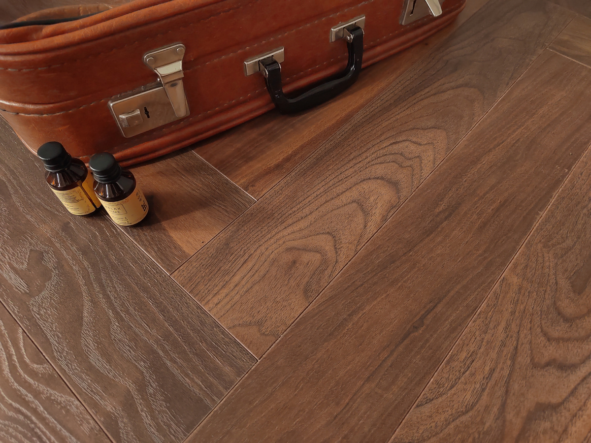 На фото - ламинат HDF 33 класса Floor For Орех Стенфорд