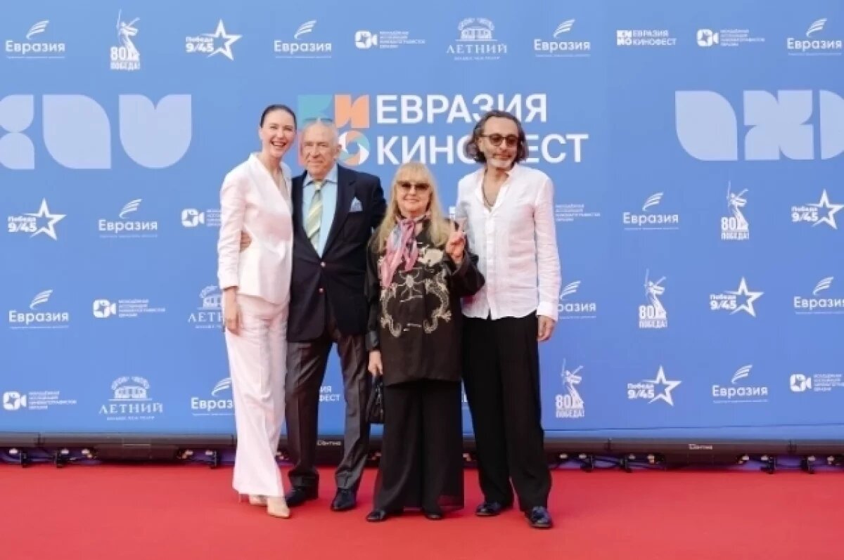    Народные артисты Александр Пашутин и Наталья Гвоздикова с первым заместителем председателя Комитета Госдумы РФ по просвещению, председателем Совета АНО «Евразия» Алёной Аршиновой и президентом фестиваля «Евразия-Кинофест», режиссером Джаником Файзиевым.