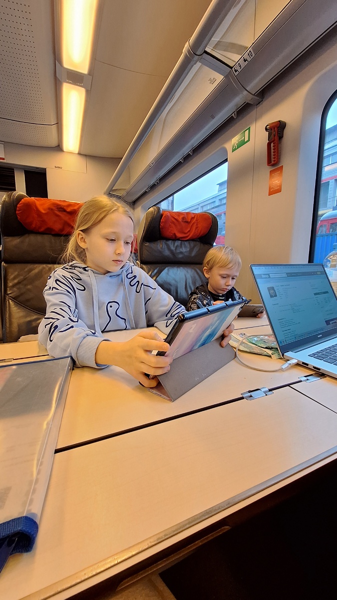 Время в дороге пролетает незаметно - каждый занят своим делом