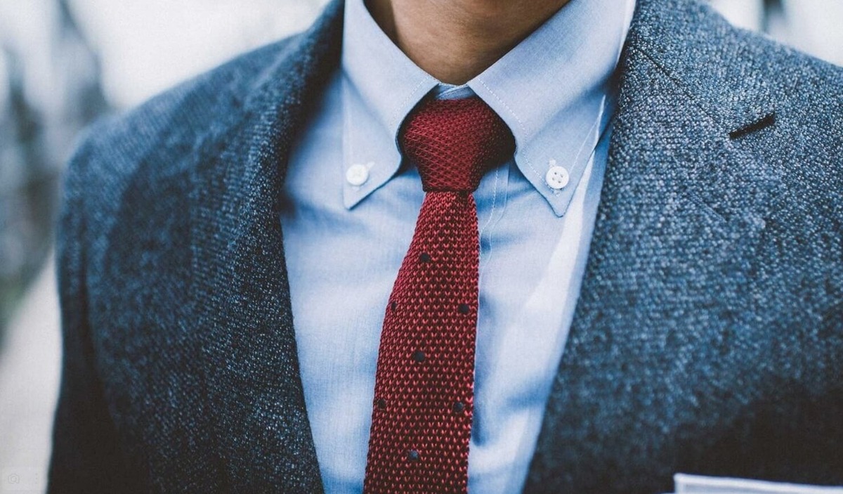    Многие знаменитости отказываются от галстуков и, кажется, правильно делают. Источник изображения: 1001zaponka.ru