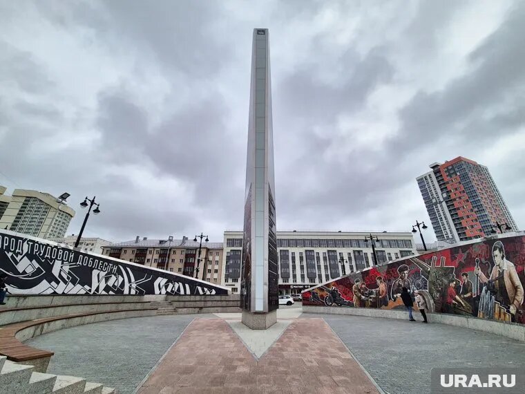 Стела «Пермь - город трудовой доблести» установлена на площади Карла Маркса. Фото: Руслан Яроцкий © URA.RU