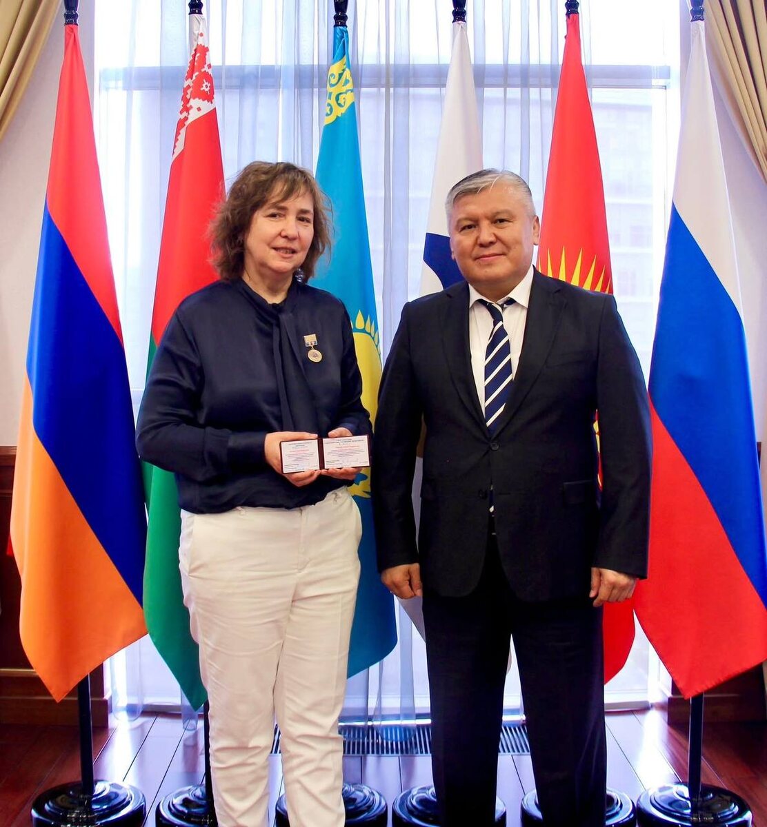 Министр по энергетике и инфраструктуре Евразийской экономической комиссии, заслуженный экономист Кыргызстана, д.э.н., профессор АРЗЫБЕК ОРОЗБЕКОВИЧ КОЖОШЕВ отметил профессиональные заслуги российского ученого – президента ИНК, профессора РУДН д.э.н. Попковой Елены Геннадьевны, которая удостоена почетного звания и нагрудного знака «Отличник экономики».