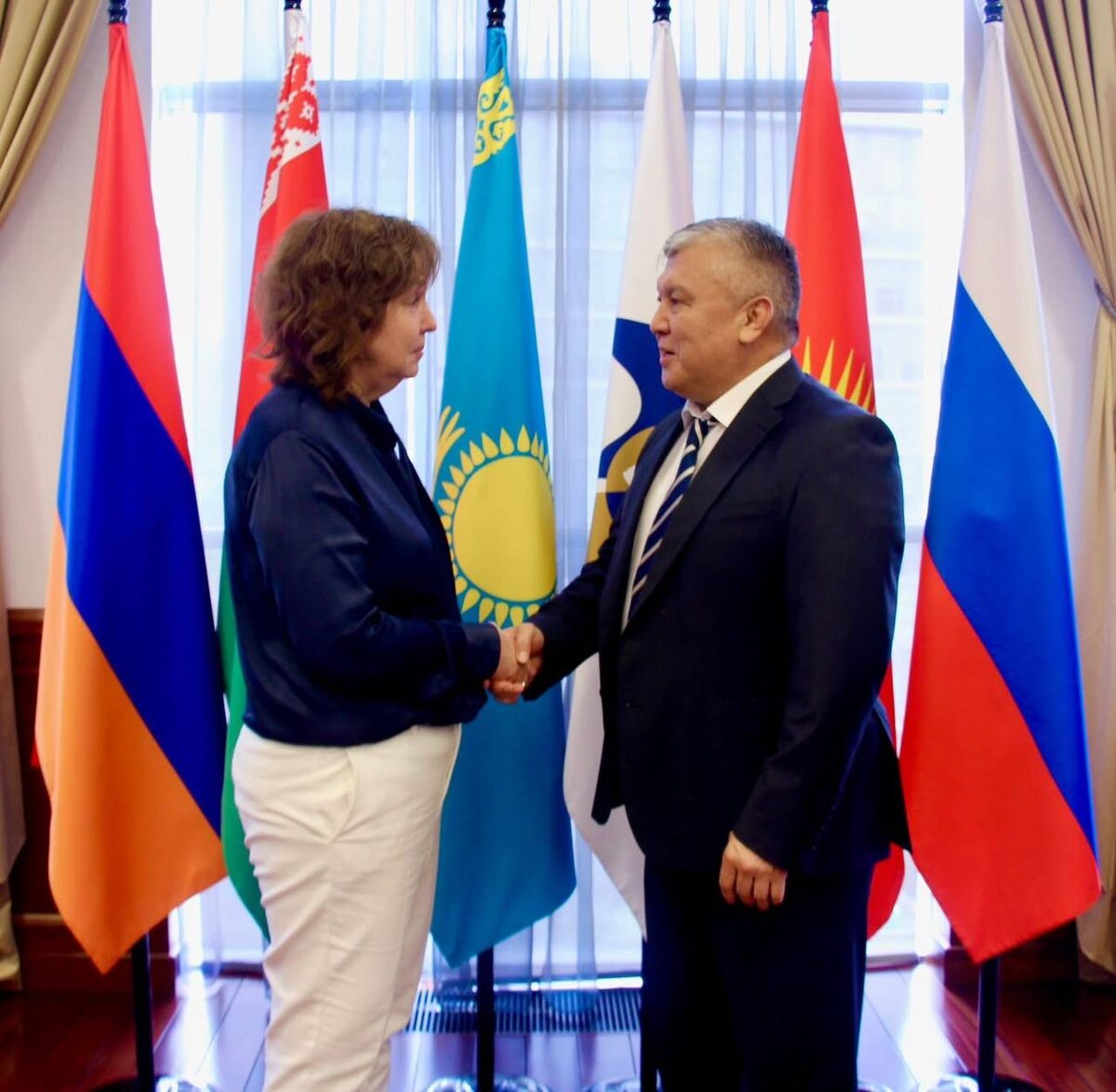 Министр по энергетике и инфраструктуре Евразийской экономической комиссии, заслуженный экономист Кыргызстана, д.э.н., профессор АРЗЫБЕК ОРОЗБЕКОВИЧ КОЖОШЕВ отметил профессиональные заслуги российского ученого – президента ИНК, профессора РУДН д.э.н. Попковой Елены Геннадьевны, которая удостоена почетного звания и нагрудного знака «Отличник экономики».