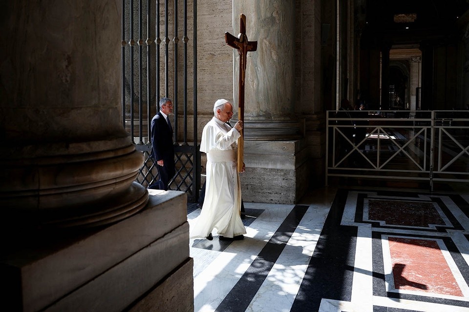    Прошел первый месяц правления нового Папы римского - уроженца США Льва XIV, в миру - Роберта Фрэнсиса Прево. REUTERS