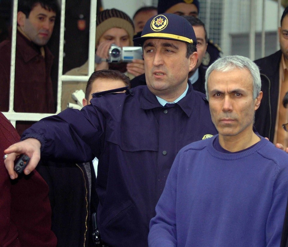    Турецкий фанатик Мехмет Али Агджа стрелял в Папу Иоанна Павла II на площади Святого Петра. Тот, получив четыре пули, чудом остался жив. На суде Агджа тоже требовал обнародовать пророчество. EAST NEWS