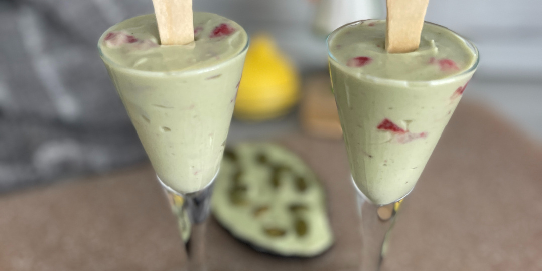 Мороженое из авокадо и банана.