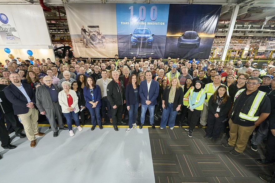    Женщина в центре кадра — это гендиректор Chrysler Кристин Фьюэлл, а справа от неё в синем пиджаке — новый гендиректор Stellantis Антонио Филоса.