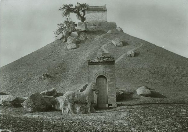 Общий вид погребального комплекса Хо Цюйбина, династия Хань. (Фото начала 20 века) Источник  https://history-of-art.livejournal.com/711242.html